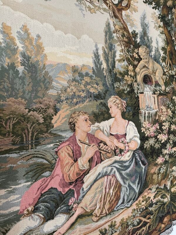 Magnifico arazzo in stile rococò raffigura una scena bucolica incantevole, intrisa di eleganza e serenità. Un gruppo di dame e cavalieri si rilassa in un paesaggio lussureggiante - Image 5