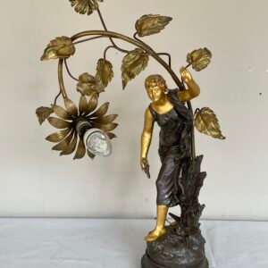 Lampada da Tavolo Art Nouveau – Scultura con Figura Femminile e Motivo Floreale