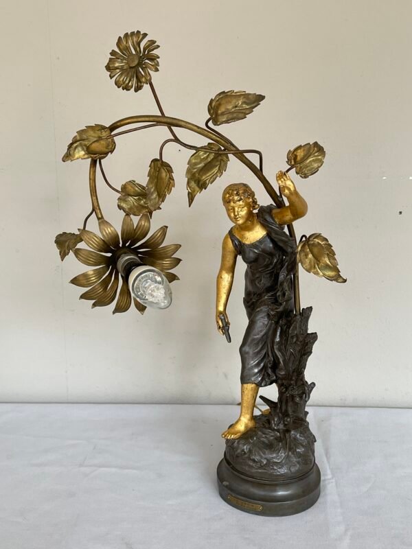 Lampada da Tavolo Art Nouveau – Scultura con Figura Femminile e Motivo Floreale