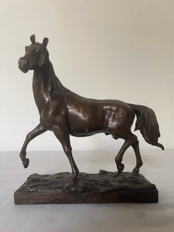 Scultura Equestre "Cavallo al Passo" in Bronzo Patinato su Base