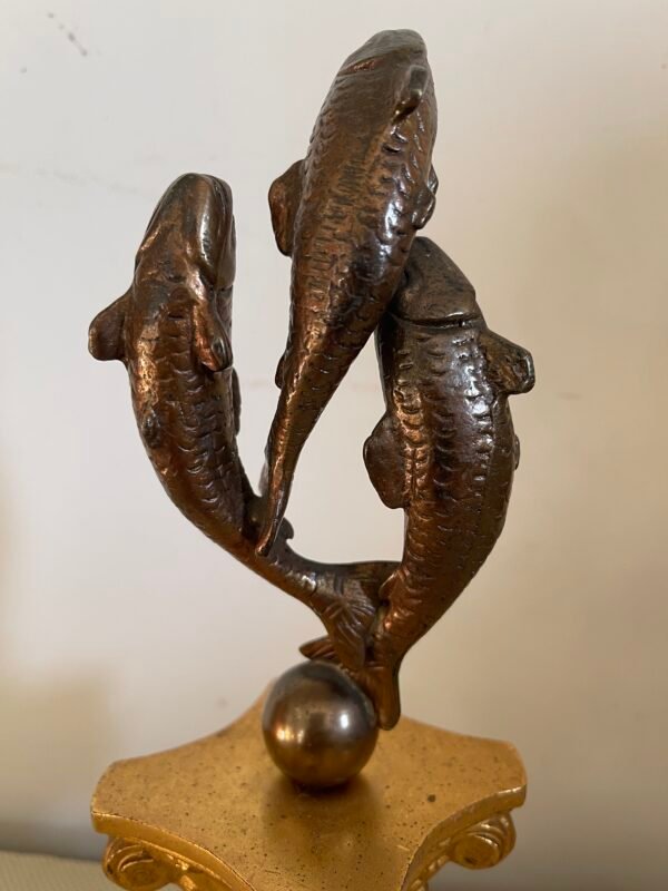 Scultura Decorativa in Metallo – Coppia di Pesci su Base Dorata e Marmo - Image 2