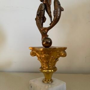 Scultura Decorativa in Metallo – Coppia di Pesci su Base Dorata e Marmo