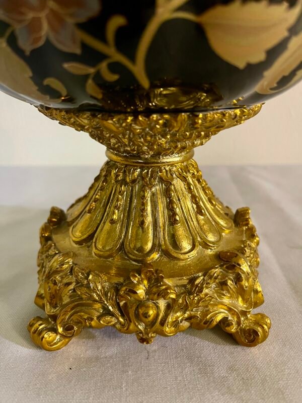 Elegante Vaso Decorativo in Stile Barocco con Dettagli Dorati - Image 3