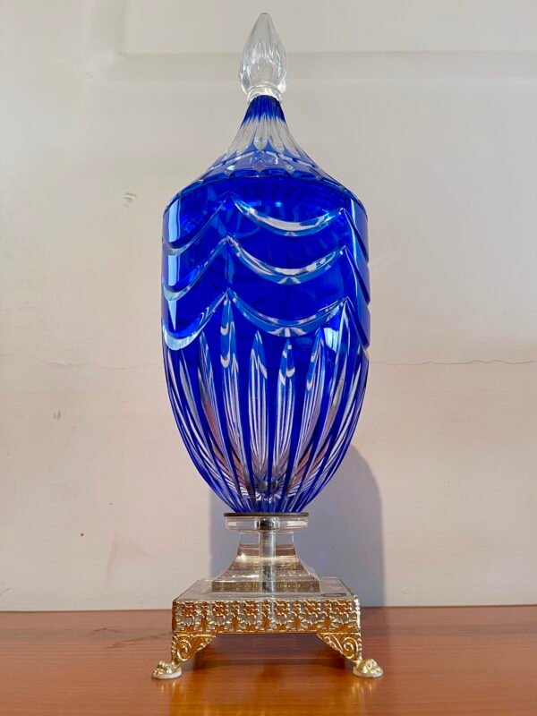Vaso in Cristallo Blu con Motivo a Onde e Base Dorata - Image 2