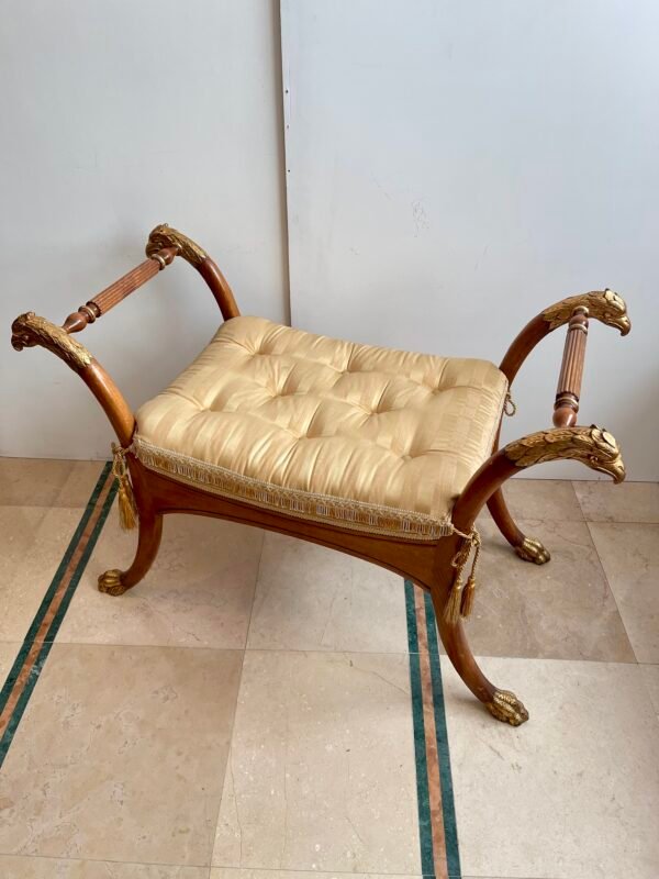 Sgabello in stile neoclassico con braccioli a testa d'aquila e finiture dorate - Image 4