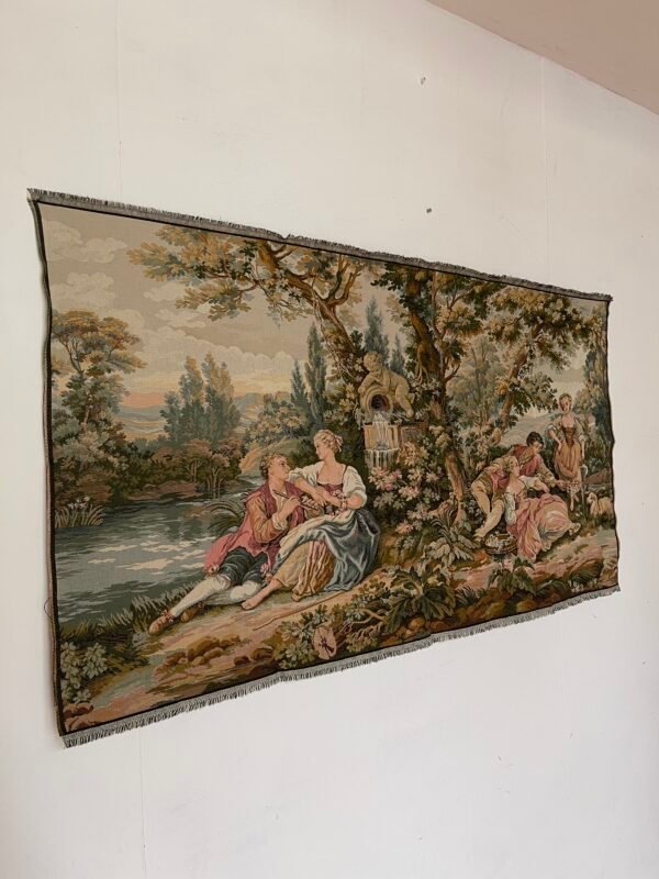 Magnifico arazzo in stile rococò raffigura una scena bucolica incantevole, intrisa di eleganza e serenità. Un gruppo di dame e cavalieri si rilassa in un paesaggio lussureggiante - Image 4