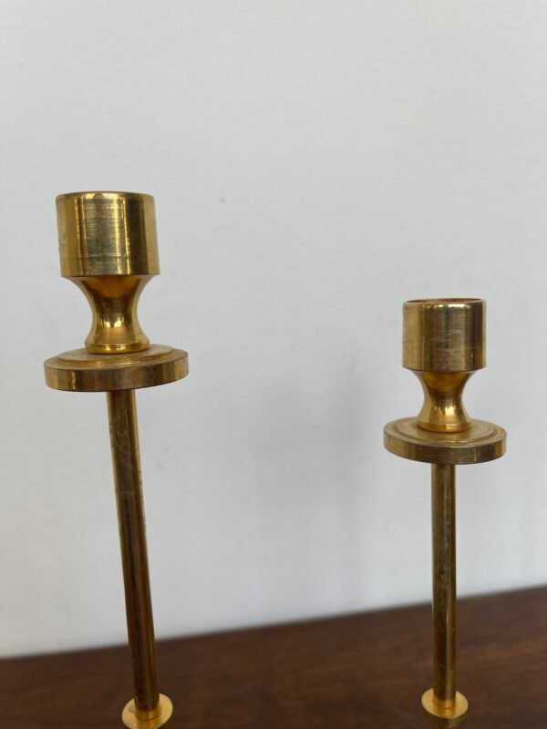 Tris di portacandele modernisti in ottone lucido, dal design minimalista ed elegante. - Image 2
