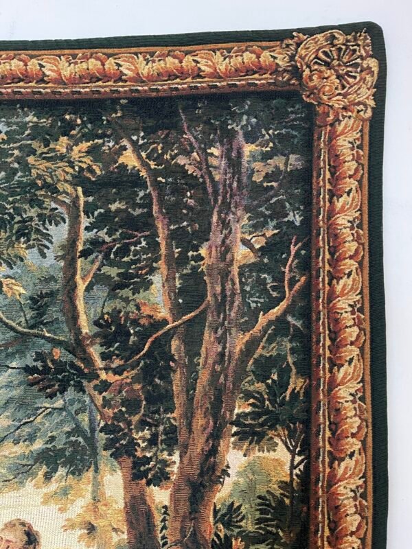 Straordinario arazzo, in stile rococò, è un capolavoro di arte tessile, raffigurante una scena lussuosa di nobili e fiori in un giardino incantato. - Image 6