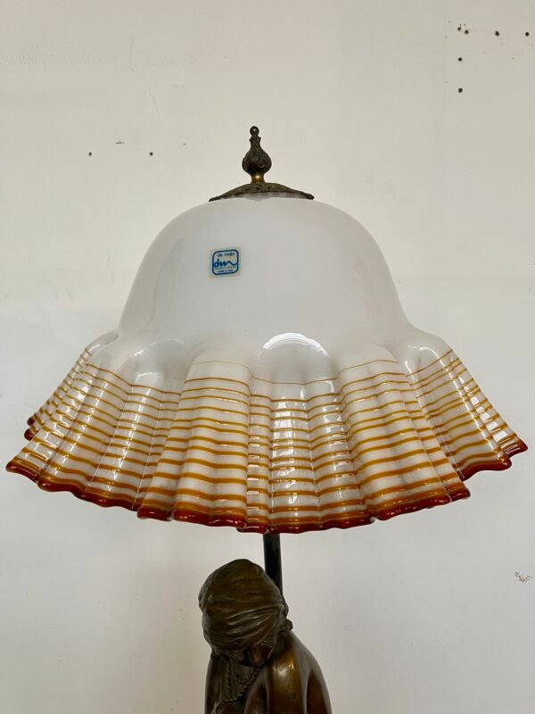 Lampada da Tavolo Vintage con Statua Femminile in Bronzo – Paralume in Vetro di Murano Soffiato - Image 5