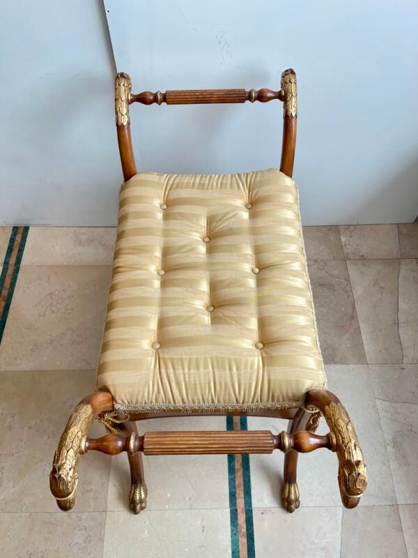 Sgabello in stile neoclassico con braccioli a testa d'aquila e finiture dorate - Image 3