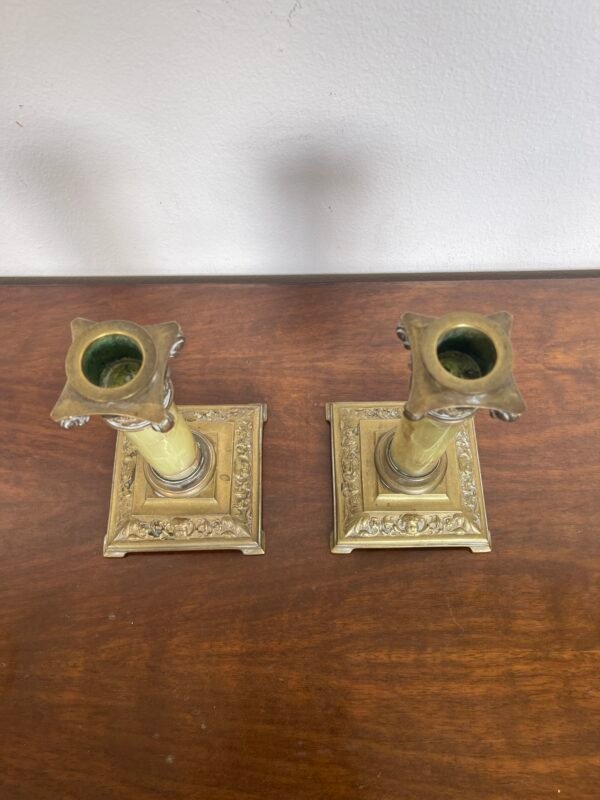 Elegante coppia di candelabri in stile neoclassico, con una base solida in bronzo dorato e colonne in marmo - Image 6