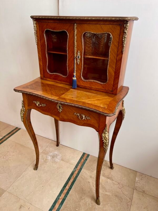 Petit Secrétaire in Stile Luigi XV – Mobiletto Vetrina con Bronzi Dorati - Image 2