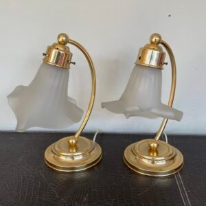 Coppia di lampade da tavolo italiane in ottone e vetro in stile floreale vintage