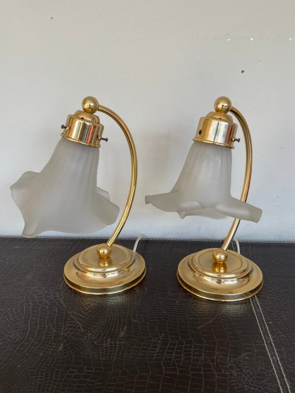 Coppia di lampade da tavolo italiane in ottone e vetro in stile floreale vintage