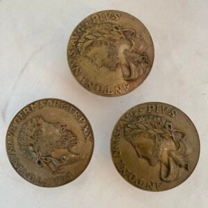 Set di 3 appendi Antichi in Ottone – Effigie di Antonino Pio