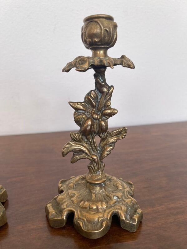 Coppia di eleganti portacandele vintage in bronzo lavorato, con raffinati dettagli floreali e base ornamentale - Image 2