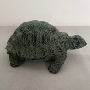 Scultura in metallo Raffigurante Tartaruga – Stile Antico, Patina Verde