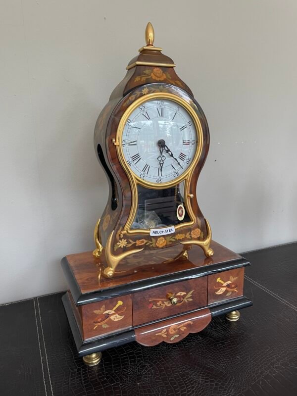 Orologio da Tavolo "Neuchatel" con Pendolo e Base a Cassetti - Stile Classico e Decori Artigianali - Image 3