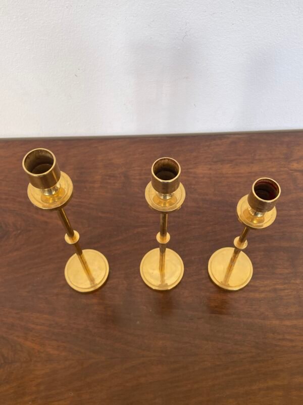 Tris di portacandele modernisti in ottone lucido, dal design minimalista ed elegante. - Image 5