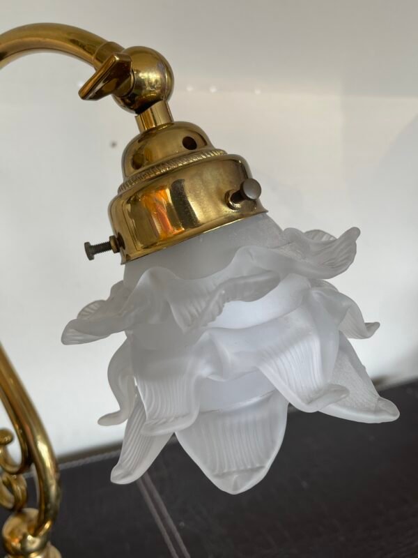 Coppia di Lampade da Tavolo Vintage in Ottone con Paralume in Vetro Satinato a fiore - Image 4