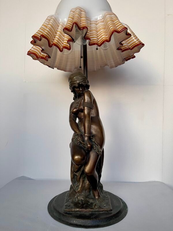 Lampada da Tavolo Vintage con Statua Femminile in Bronzo – Paralume in Vetro di Murano Soffiato - Image 4