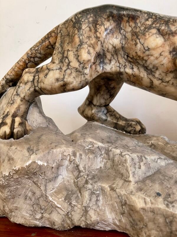 Scultura in marmo – Pantera in posizione d'attacco su roccia - Image 3