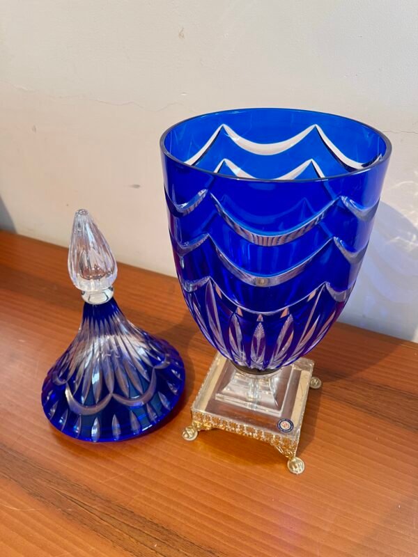 Vaso in Cristallo Blu con Motivo a Onde e Base Dorata - Image 6