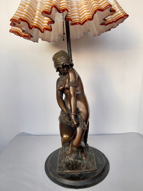 Lampada da Tavolo Vintage con Statua Femminile in Bronzo – Paralume in Vetro di Murano Soffiato - Image 3