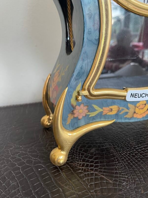 Orologio da Tavolo "Neuchatel" con Pendolo e Decori Floreali – Stile Classico - Image 3