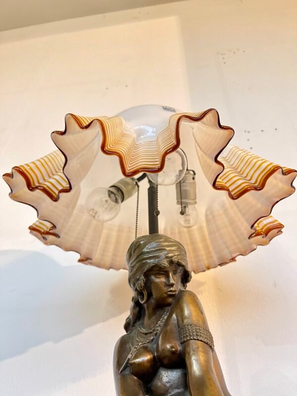 Lampada da Tavolo Vintage con Statua Femminile in Bronzo – Paralume in Vetro di Murano Soffiato - Image 7