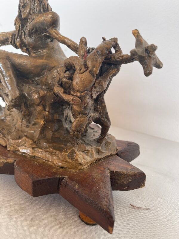 Scultura rara su base in legno – Donna con figure fantastiche - Image 5