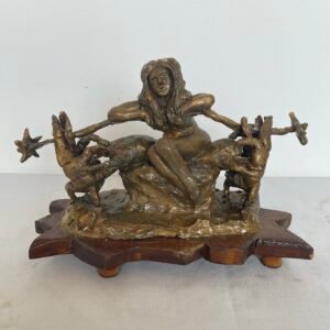 Scultura rara su base in legno - Donna con figure fantastiche