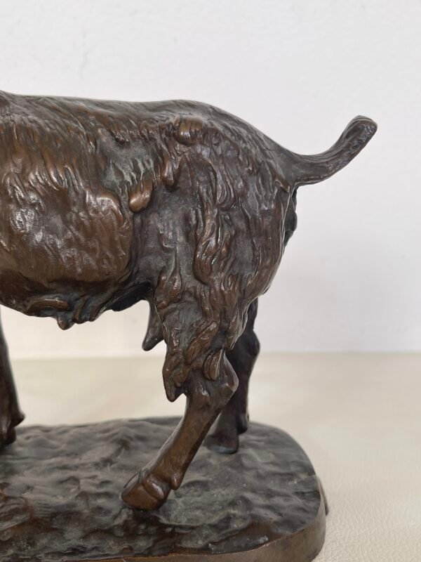 Scultura in bronzo raffigura una capra in un elegante e dettagliato movimento. - Image 2