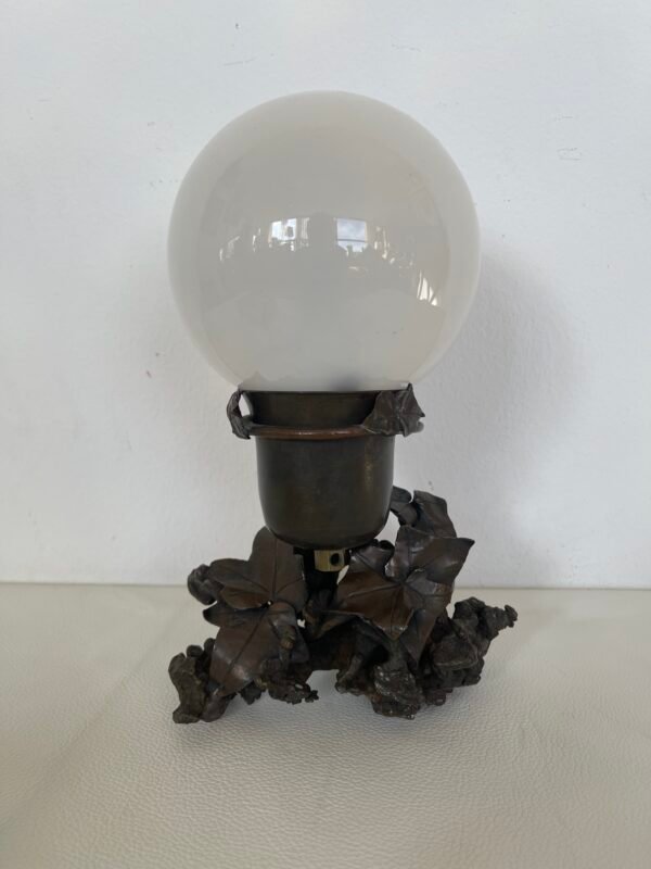 Lampada da tavolo in stile vintage in bronzo con base in bronzo raffigura delle foglie di vite - Image 3