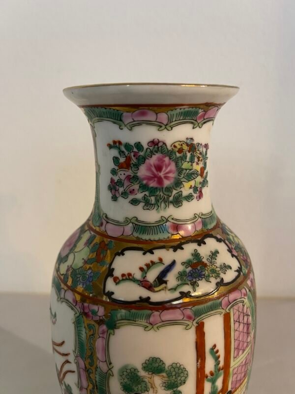 Vaso Cinese in Porcellana con Scene Tradizionali e Decorazioni Floreali - Image 2