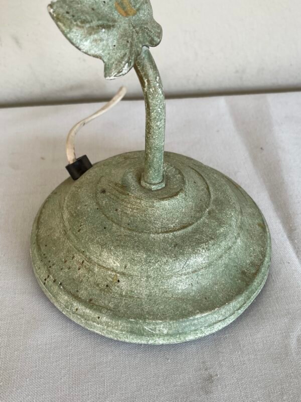 Lampada da Tavolo Vintage in Ferro Decapato Verde con Paralume in Vetro Satinato - Image 3