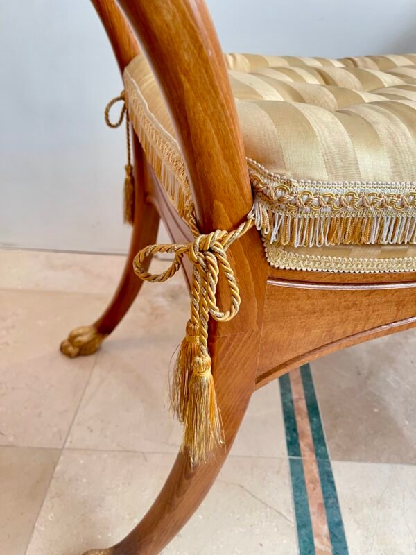 Sgabello in stile neoclassico con braccioli a testa d'aquila e finiture dorate - Image 7