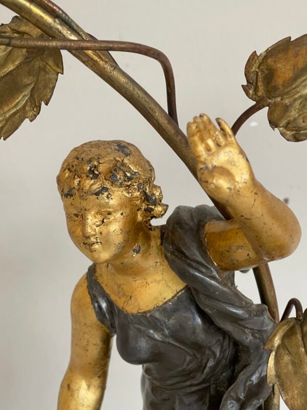 Lampada da Tavolo Art Nouveau – Scultura con Figura Femminile e Motivo Floreale - Image 4