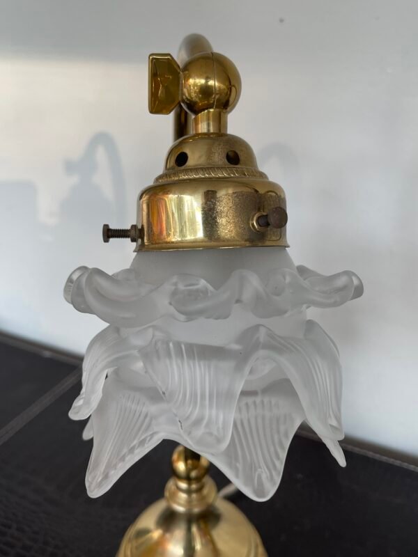 Coppia di Lampade da Tavolo Vintage in Ottone con Paralume in Vetro Satinato a fiore - Image 3
