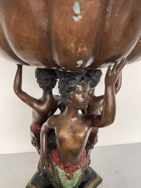 Antica centrotavola/scultura d’epoca realizzato in bronzo con figure di putti - Image 3
