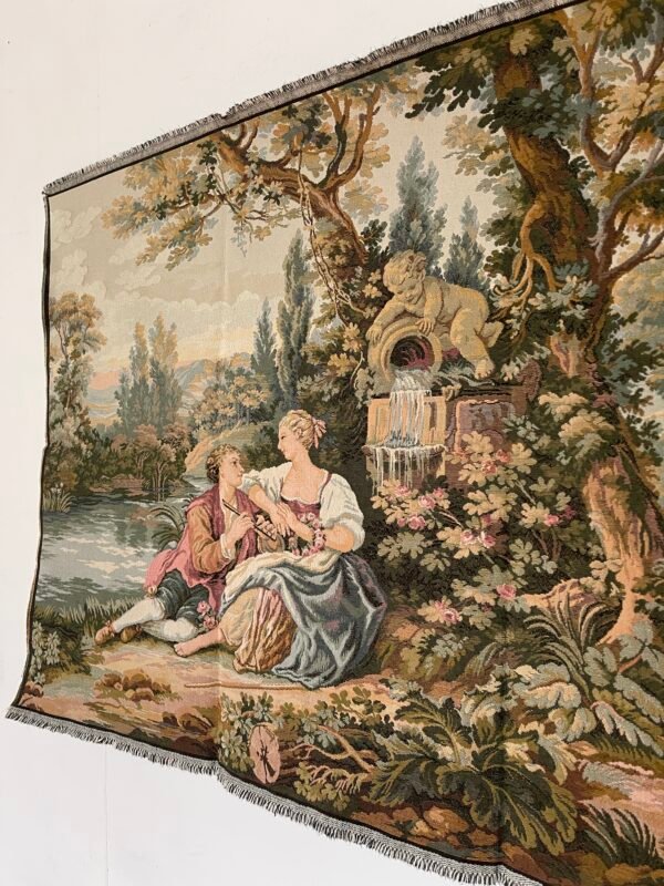Magnifico arazzo in stile rococò raffigura una scena bucolica incantevole, intrisa di eleganza e serenità. Un gruppo di dame e cavalieri si rilassa in un paesaggio lussureggiante - Image 3