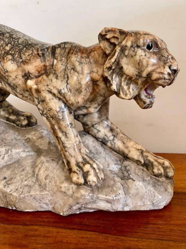 Scultura in marmo – Pantera in posizione d'attacco su roccia - Image 2