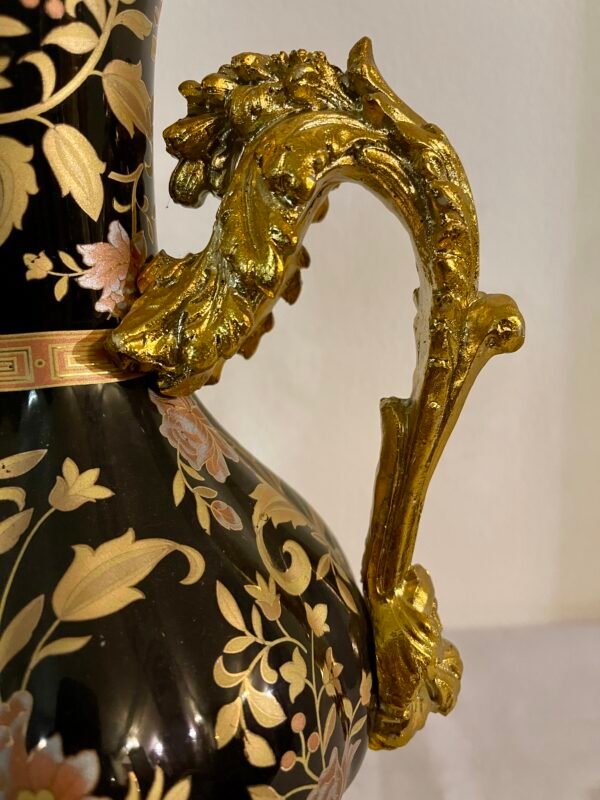 Elegante Vaso Decorativo in Stile Barocco con Dettagli Dorati - Image 4
