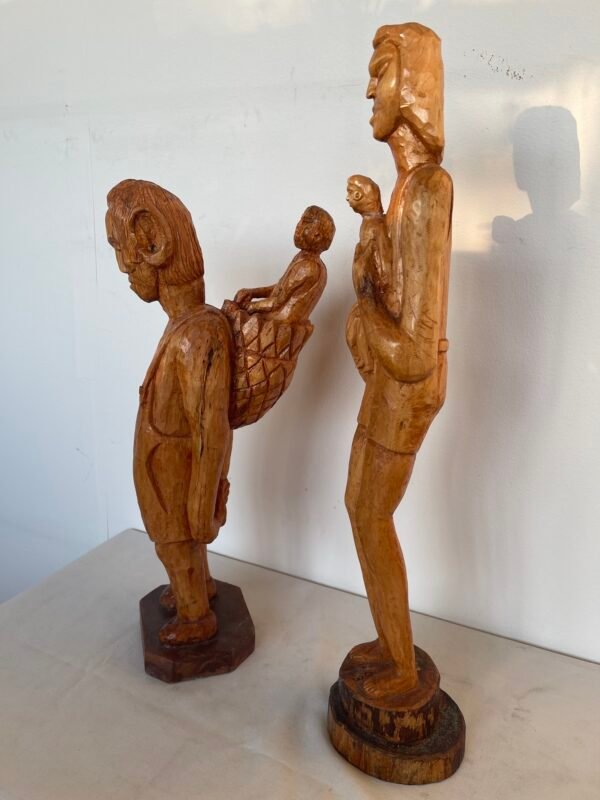 Coppia di Sculture Etno-Folkloristiche in Legno Intagliato – Scene Familiari - Image 5