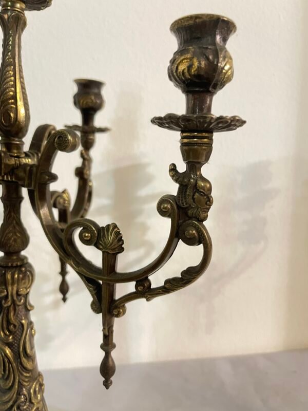 Elegante Coppia di Candelabri in Stile Antico Dorato - Image 5