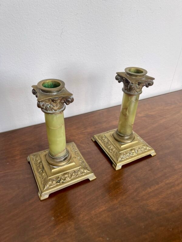 Elegante coppia di candelabri in stile neoclassico, con una base solida in bronzo dorato e colonne in marmo - Image 5