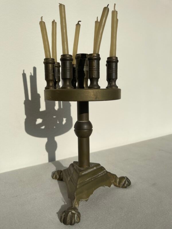 Antico Candelabro Rotondo a 9 Fiamme in Bronzo – Stile Ecclesiastico