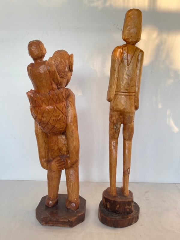 Coppia di Sculture Etno-Folkloristiche in Legno Intagliato – Scene Familiari - Image 7
