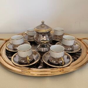 Elegante servizio da caffè in porcellana e metallo argentato - completo di vassoio
