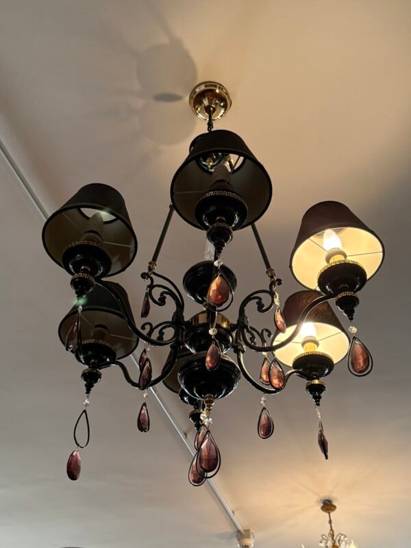 Affascinante lampadario italiano in stile classico con paralumi e gocce di cristallo colorato